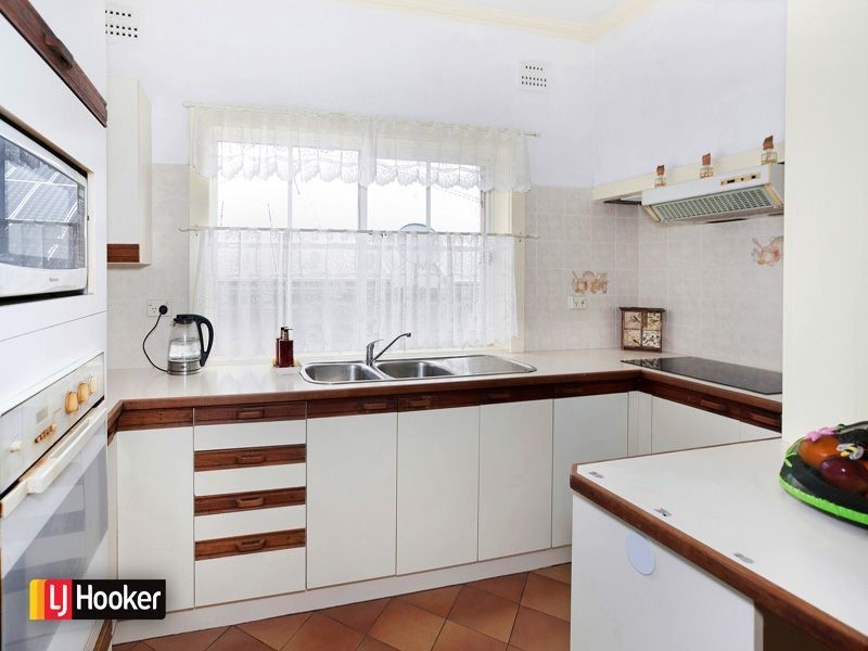 7 Lake Heights Road, Lake Heights NSW 2502