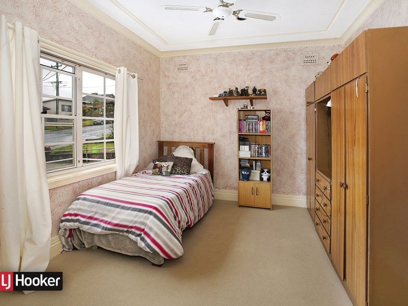 7 Lake Heights Road, Lake Heights NSW 2502