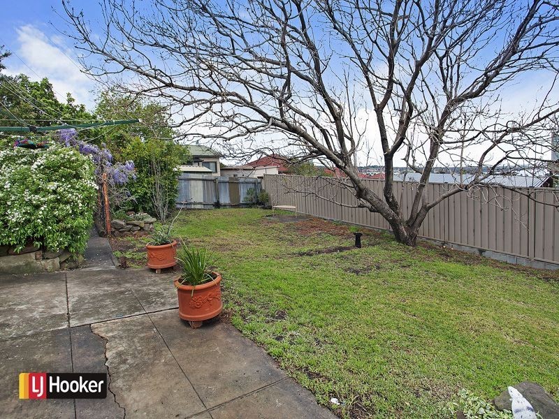 7 Lake Heights Road, Lake Heights NSW 2502