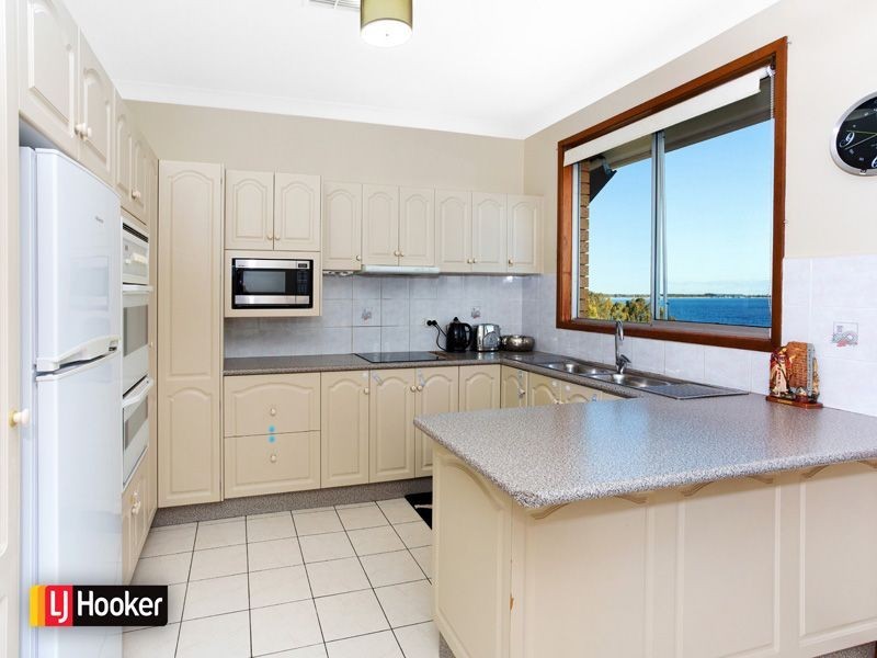 97 Northcliffe Drive, Lake Heights NSW 2502