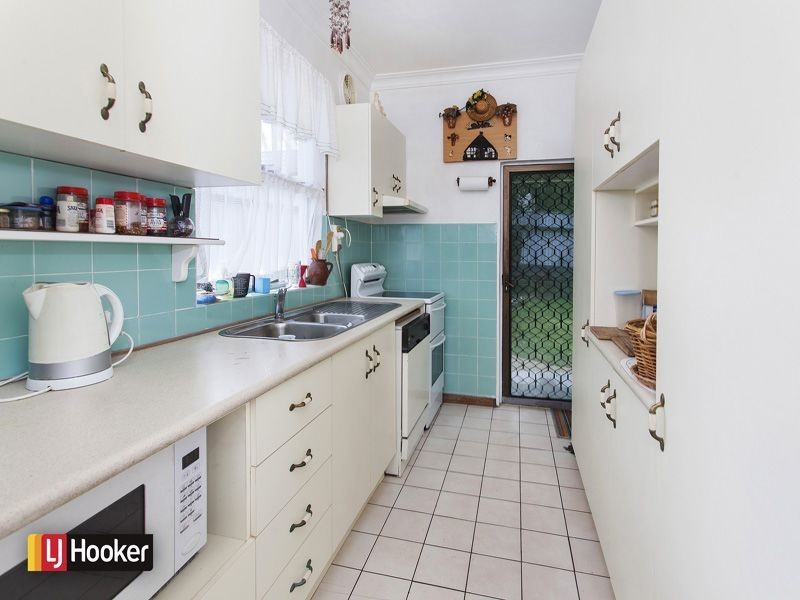 10 Arnold Crescent, Lake Heights NSW 2502