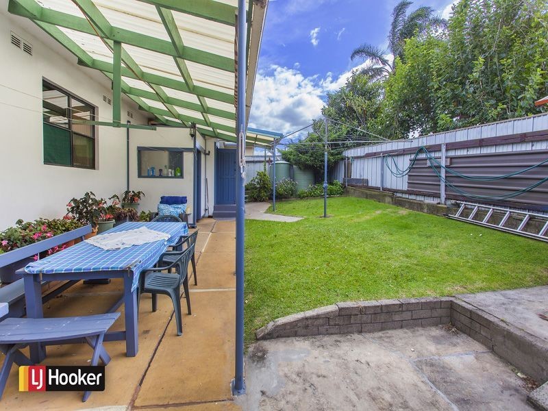 10 Arnold Crescent, Lake Heights NSW 2502