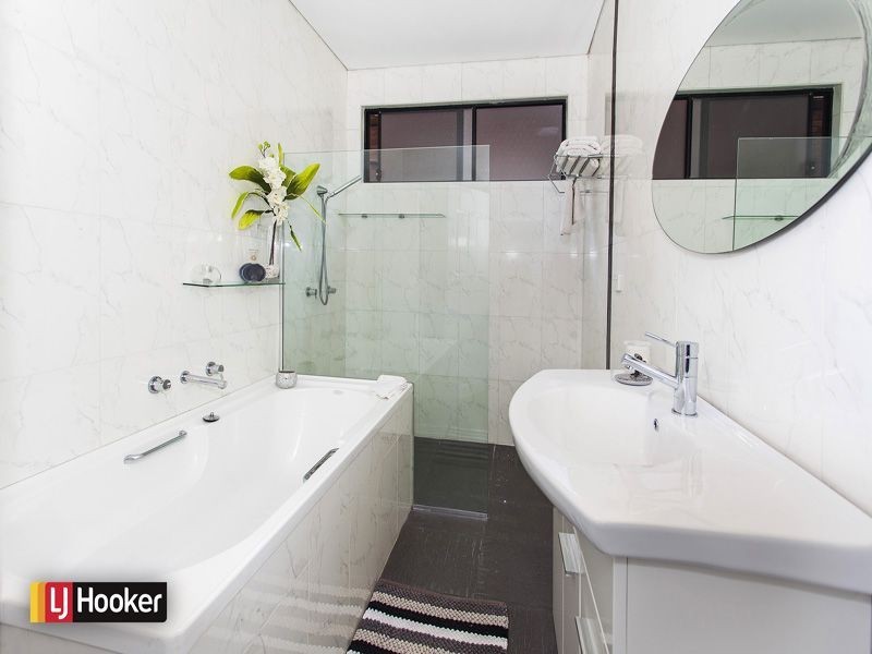 27 Weringa Avenue, Lake Heights NSW 2502