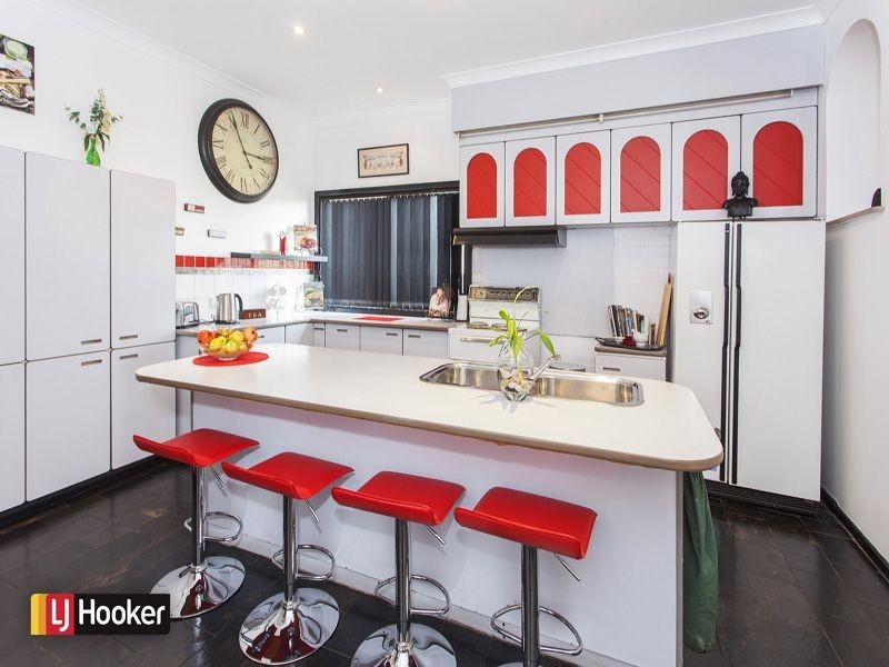 27 Weringa Avenue, Lake Heights NSW 2502