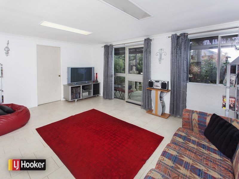 27 Weringa Avenue, Lake Heights NSW 2502