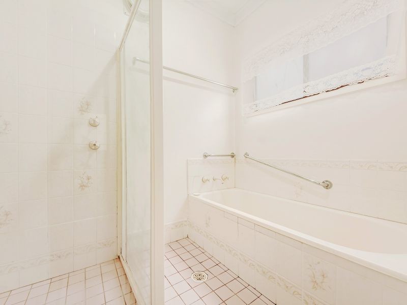 360 Northcliffe Drive, Lake Heights NSW 2502