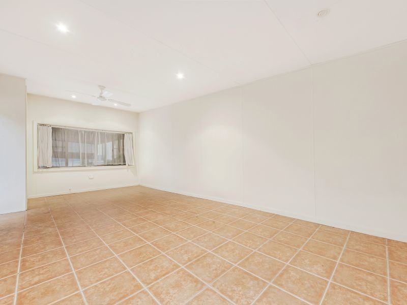 360 Northcliffe Drive, Lake Heights NSW 2502