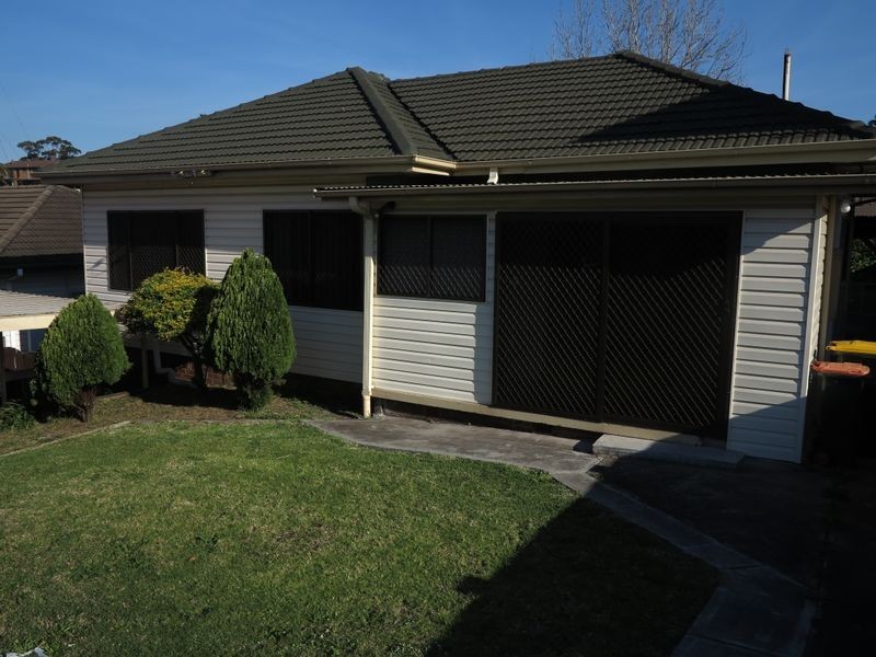 8 Denise Street, Lake Heights NSW 2502