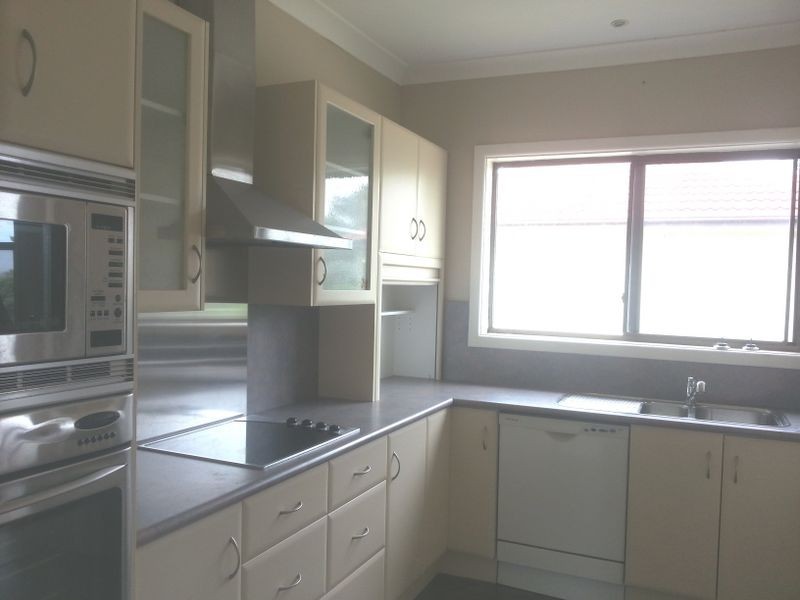 11 Gloria Crescent, Lake Heights NSW 2502