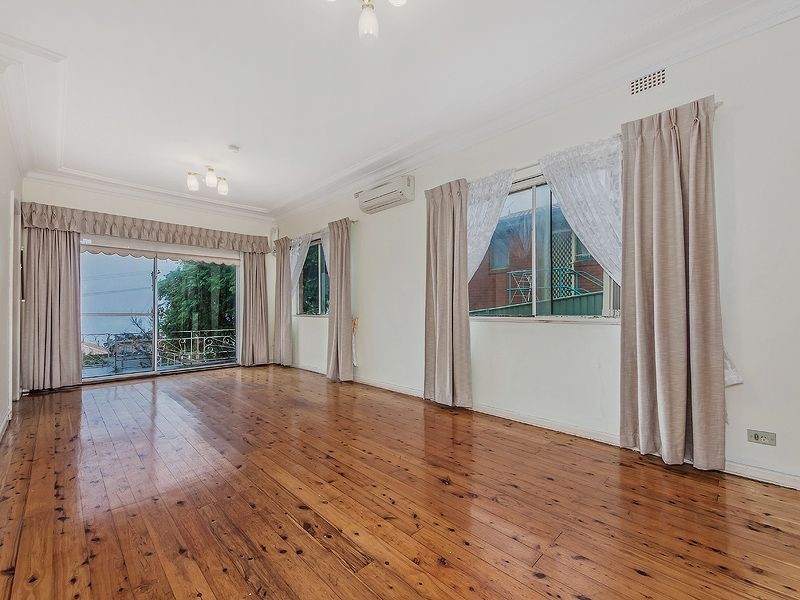 38 Grandview Parade, Lake Heights NSW 2502