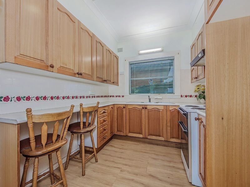 38 Grandview Parade, Lake Heights NSW 2502