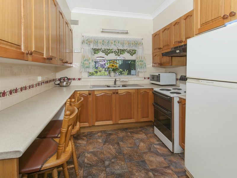 38 Grandview Parade, Lake Heights NSW 2502