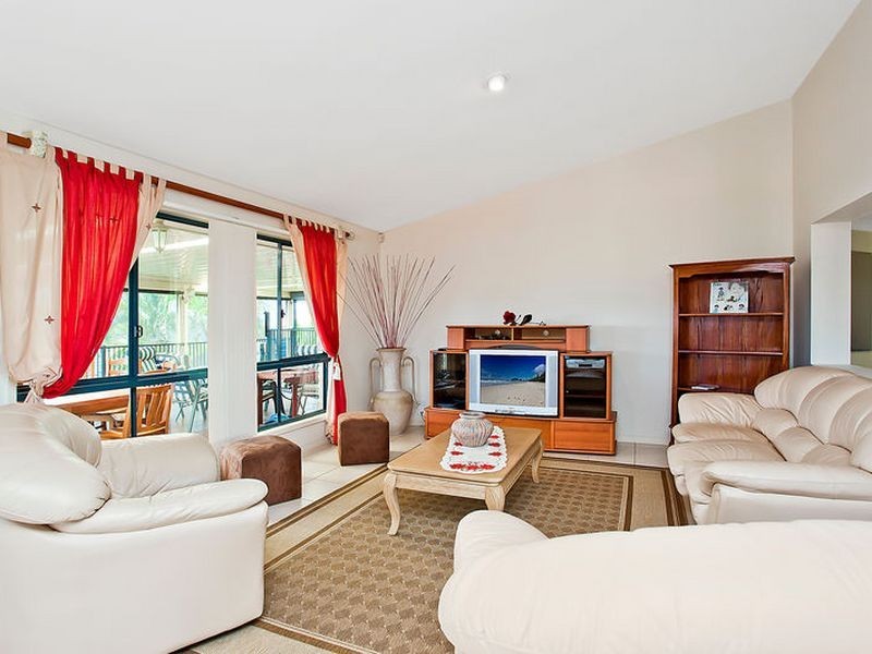 50 Manra Way, Pacific Pines QLD 4211