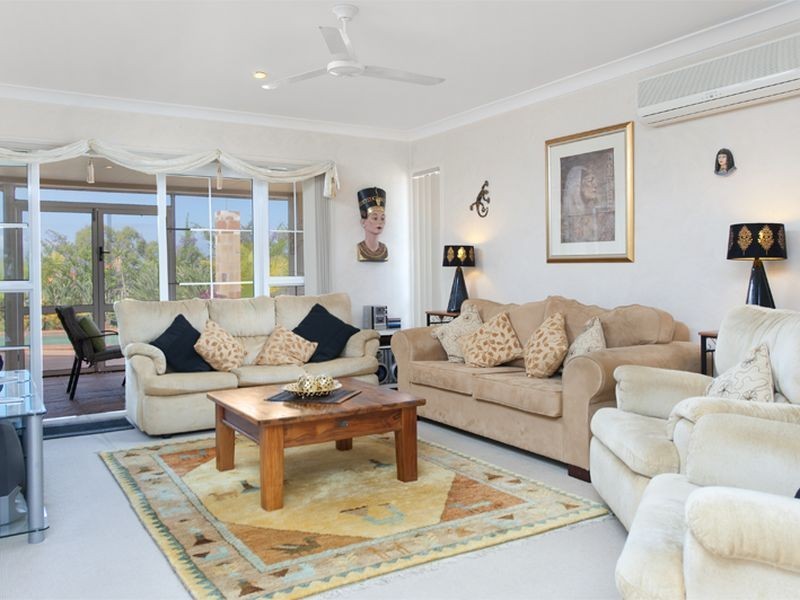 6 Kanton Place, Pacific Pines QLD 4211