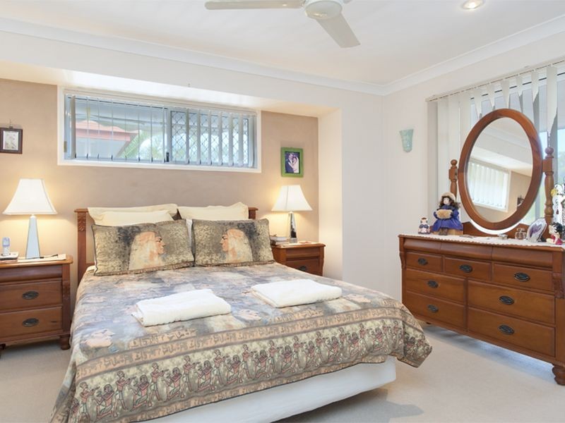 6 Kanton Place, Pacific Pines QLD 4211