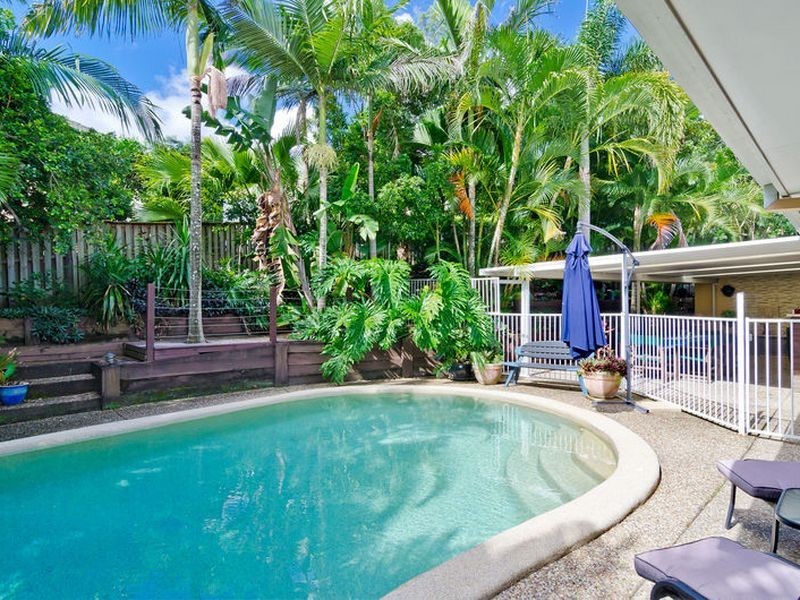 6 Nauru Place, Pacific Pines QLD 4211