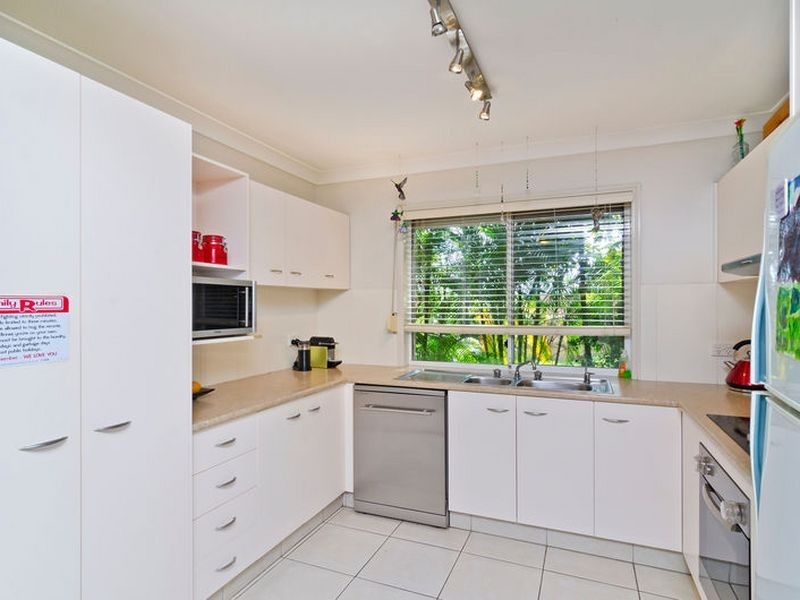 6 Nauru Place, Pacific Pines QLD 4211