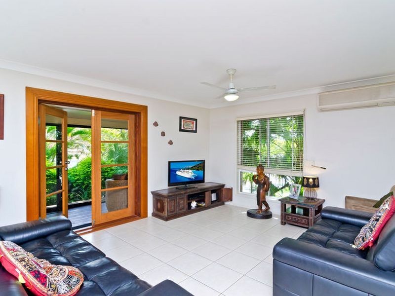 6 Nauru Place, Pacific Pines QLD 4211