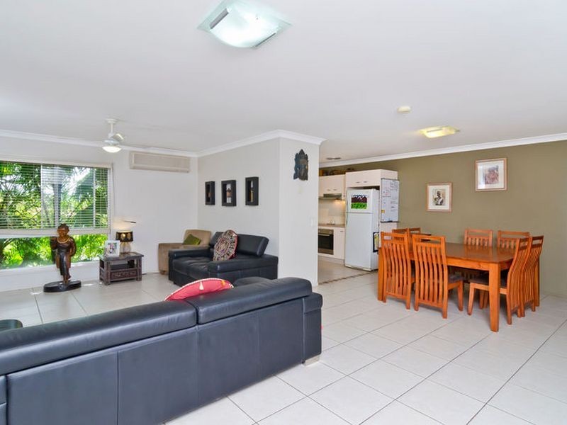 6 Nauru Place, Pacific Pines QLD 4211