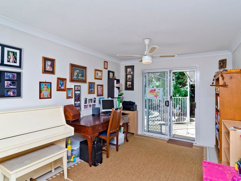 6 Nauru Place, Pacific Pines QLD 4211