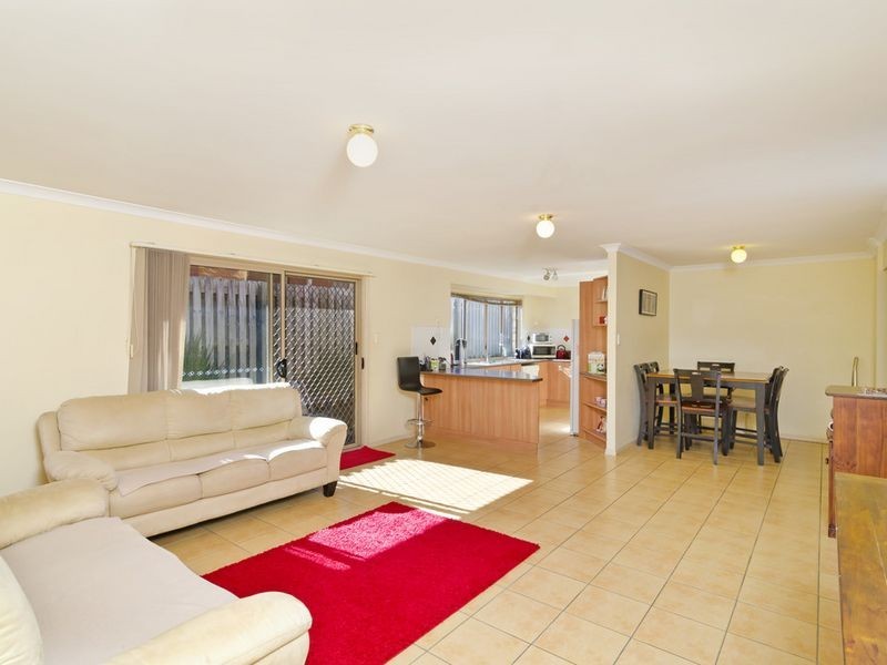 2 Feathertop Crescent, Pacific Pines QLD 4211