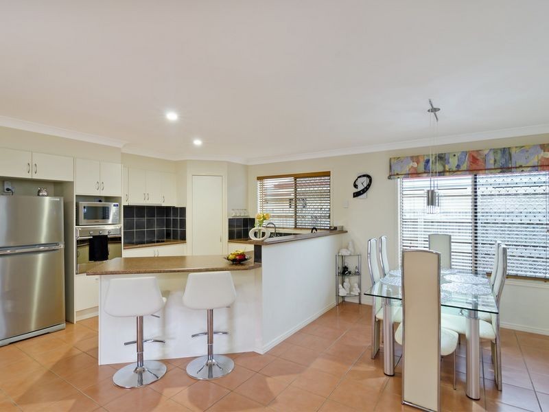 4 Rimatara Rise, Pacific Pines QLD 4211