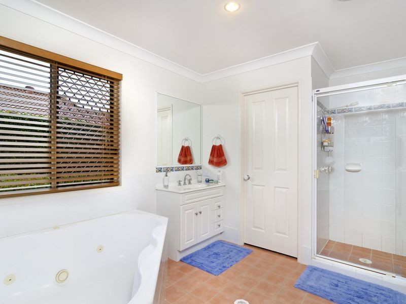 4 Rimatara Rise, Pacific Pines QLD 4211