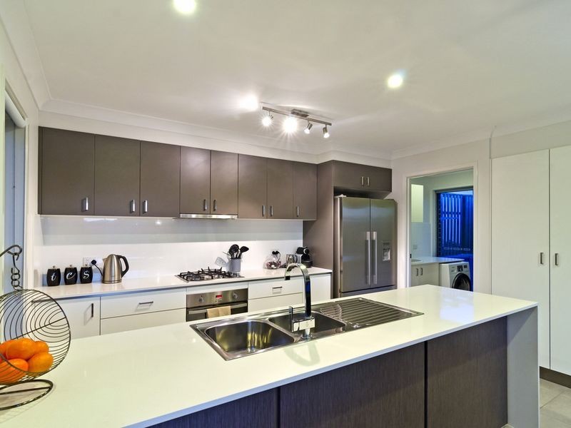 5 Pacific Place, Pacific Pines QLD 4211