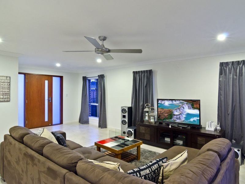 5 Pacific Place, Pacific Pines QLD 4211