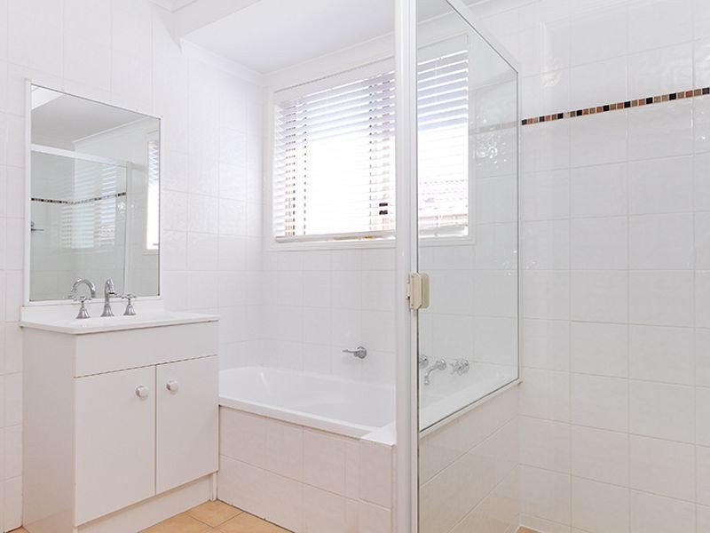 6 Gould Place, Pacific Pines QLD 4211