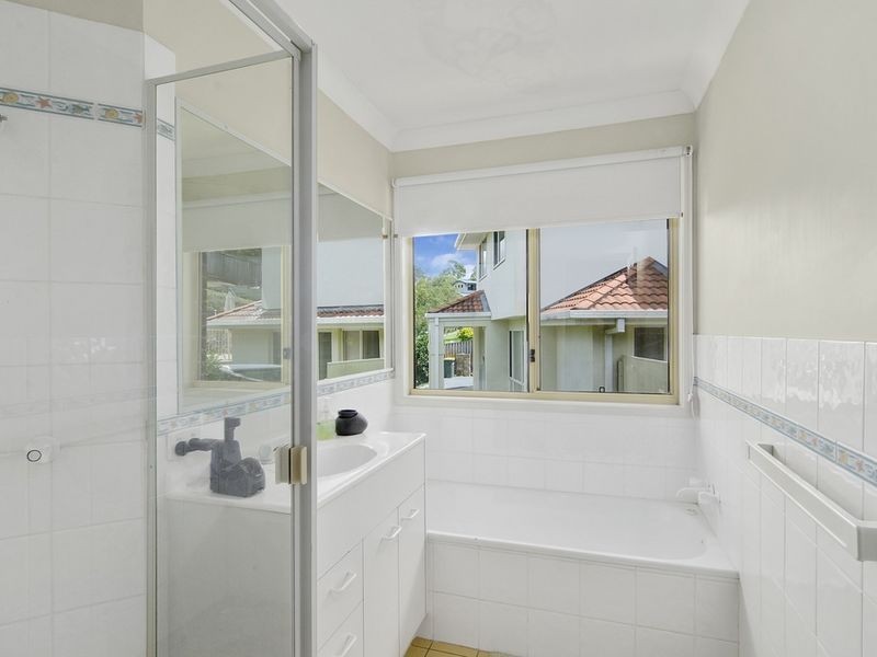 15 White Cap Close, Pacific Pines QLD 4211