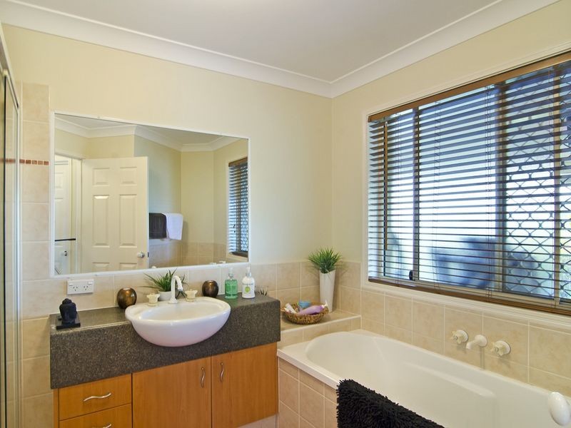 12 Cobbler Place, Pacific Pines QLD 4211