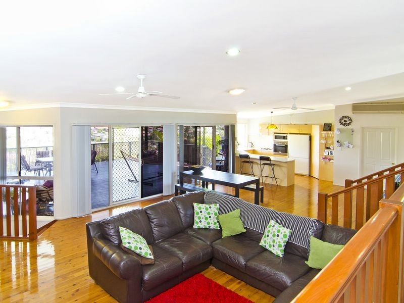 27 Manra Way, Pacific Pines QLD 4211