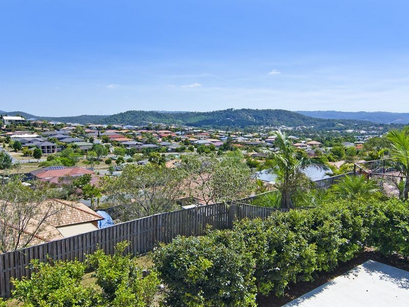 27 Manra Way, Pacific Pines QLD 4211