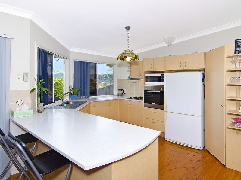 27 Manra Way, Pacific Pines QLD 4211