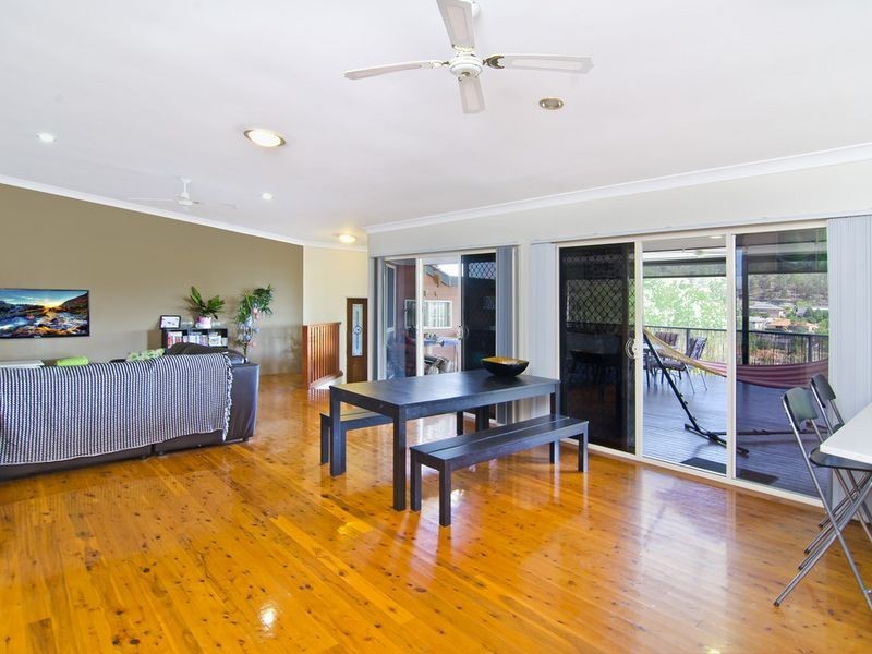 27 Manra Way, Pacific Pines QLD 4211