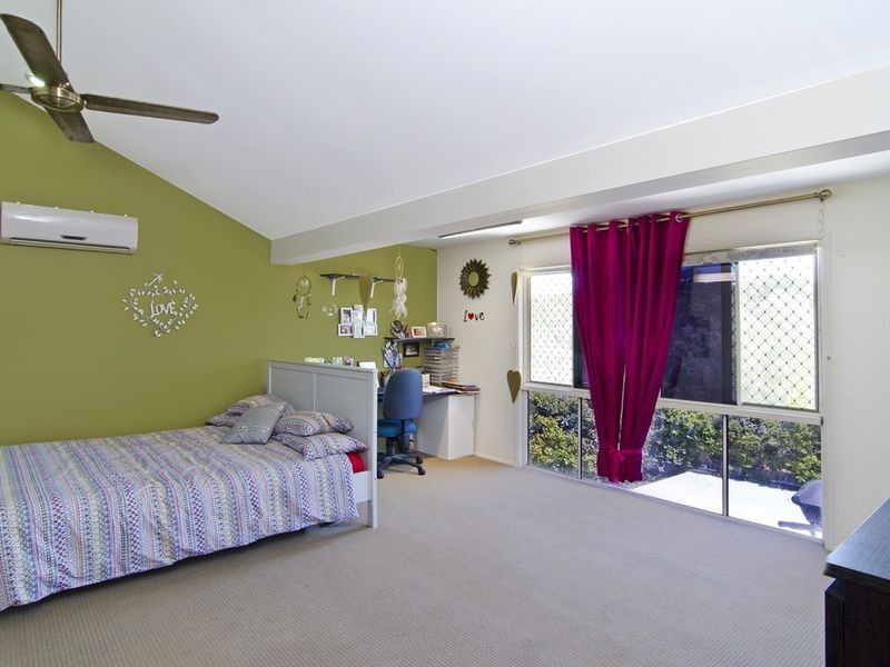 27 Manra Way, Pacific Pines QLD 4211