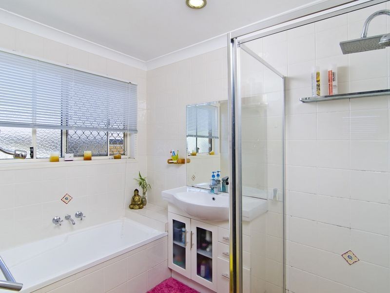 27 Manra Way, Pacific Pines QLD 4211