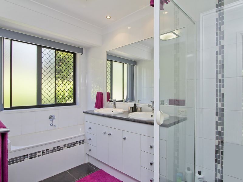 11 Cockatoo Court, Gaven QLD 4211