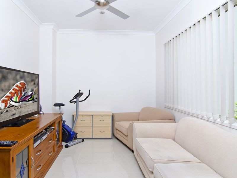 1/9 Maslin Chase, Pacific Pines QLD 4211