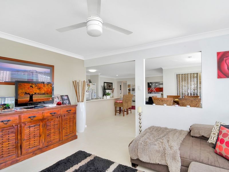 6 Ainslie Street, Pacific Pines QLD 4211