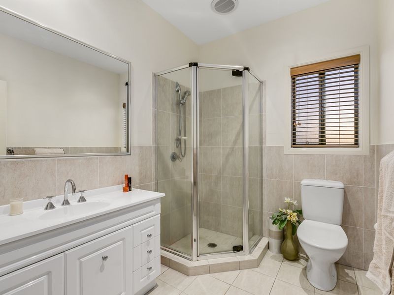 16 Ainslie Street, Pacific Pines QLD 4211