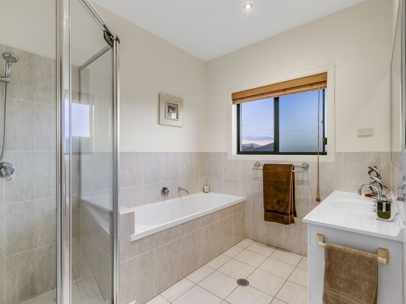 16 Ainslie Street, Pacific Pines QLD 4211