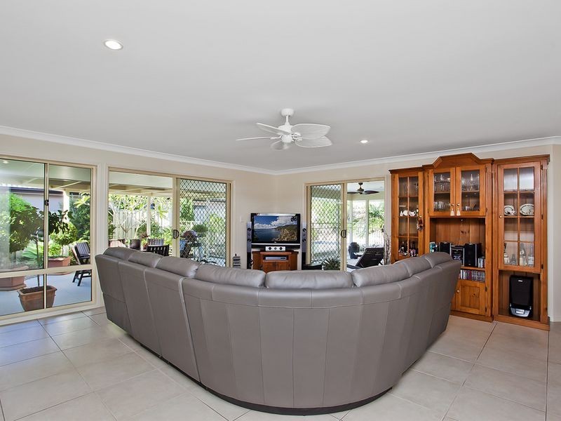 10 Kanangra Crescent, Pacific Pines QLD 4211