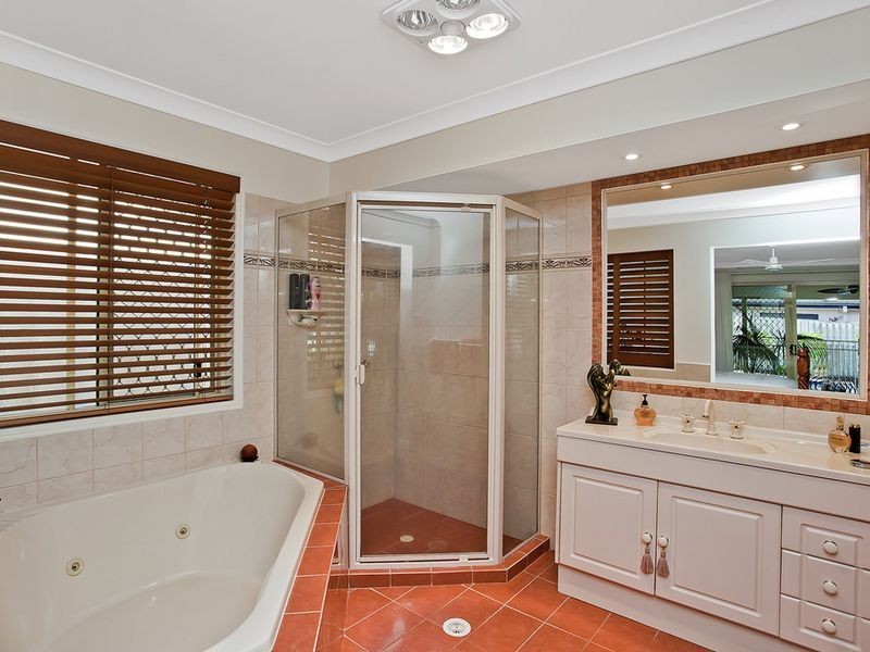 10 Kanangra Crescent, Pacific Pines QLD 4211