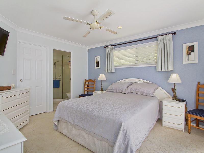 6 Windward Rise, Pacific Pines QLD 4211