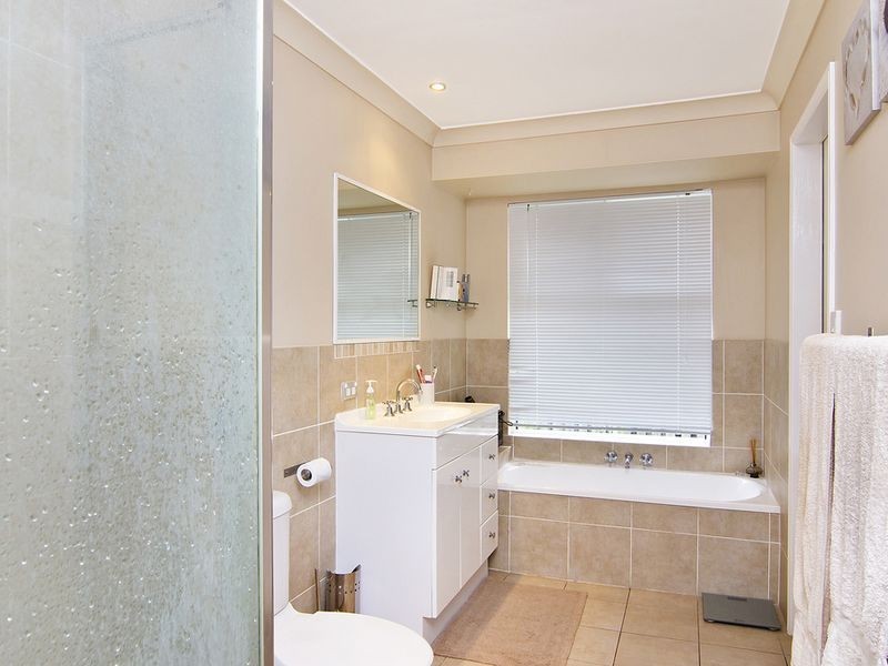 5 Avon Court, Pacific Pines QLD 4211