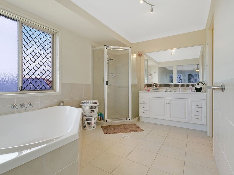 33 Midway Terrace, Pacific Pines QLD 4211