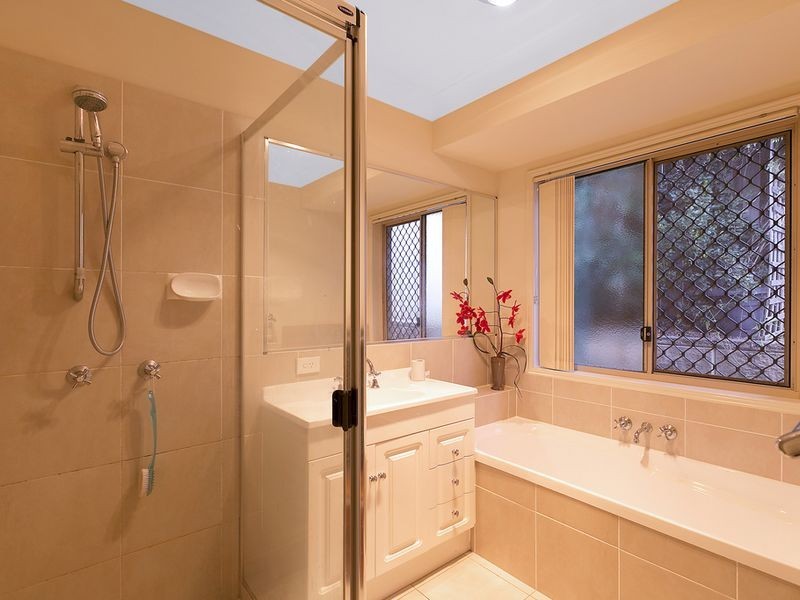 33 Midway Terrace, Pacific Pines QLD 4211