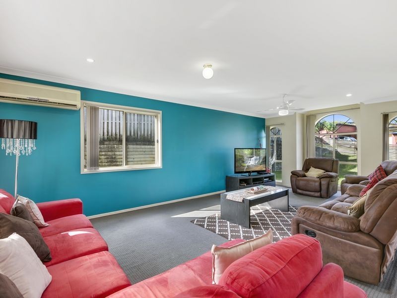 12 Pago Terrace, Pacific Pines QLD 4211